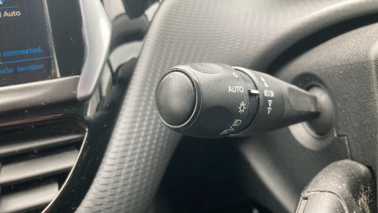 Peugeot 208 1.2 PureTech 82 Signature 5dr [Start Stop] Petrol Hatchback